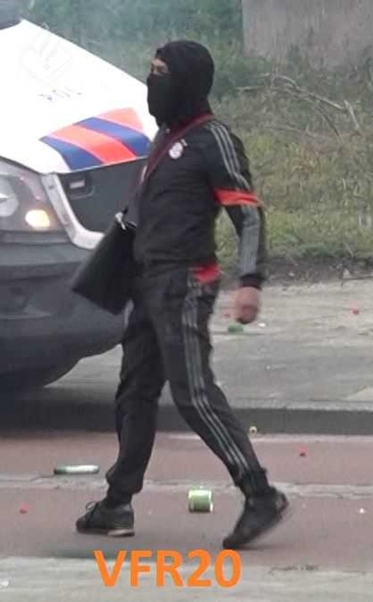 Rotterdam - Gezocht - Gezocht – verdachten van belagen politie bij Feyenoord training Rotterdam - Gezocht - Gezocht – verdachten van belagen politie bij Feyenoord training